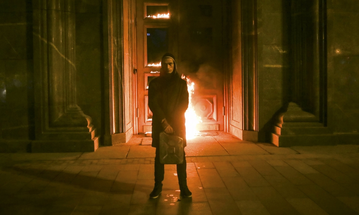 Pavlensky, in the early morning November 9, burned the Lyubyanka door to the FSB in a protest art performance called "Threat" (Pyotr Pavlensky).