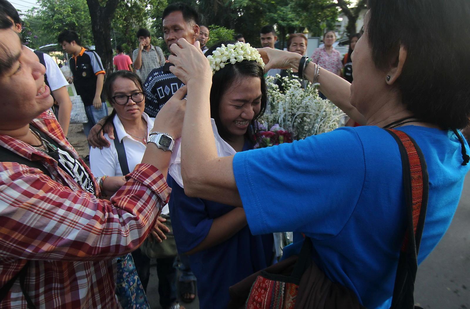 Pornthip is greeted by friends and family at her release Saturday (Banrasdr Photo.)