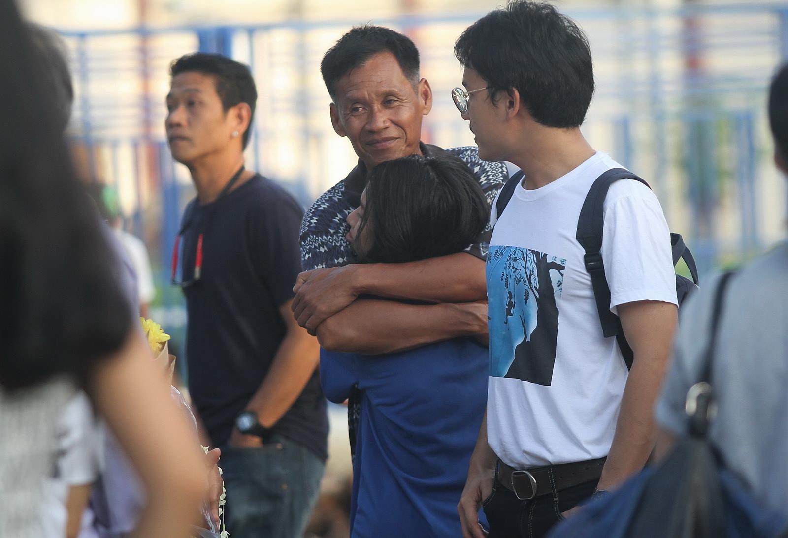 Pornthip is embraced by her father upon her release (Banrasdr Photo.)